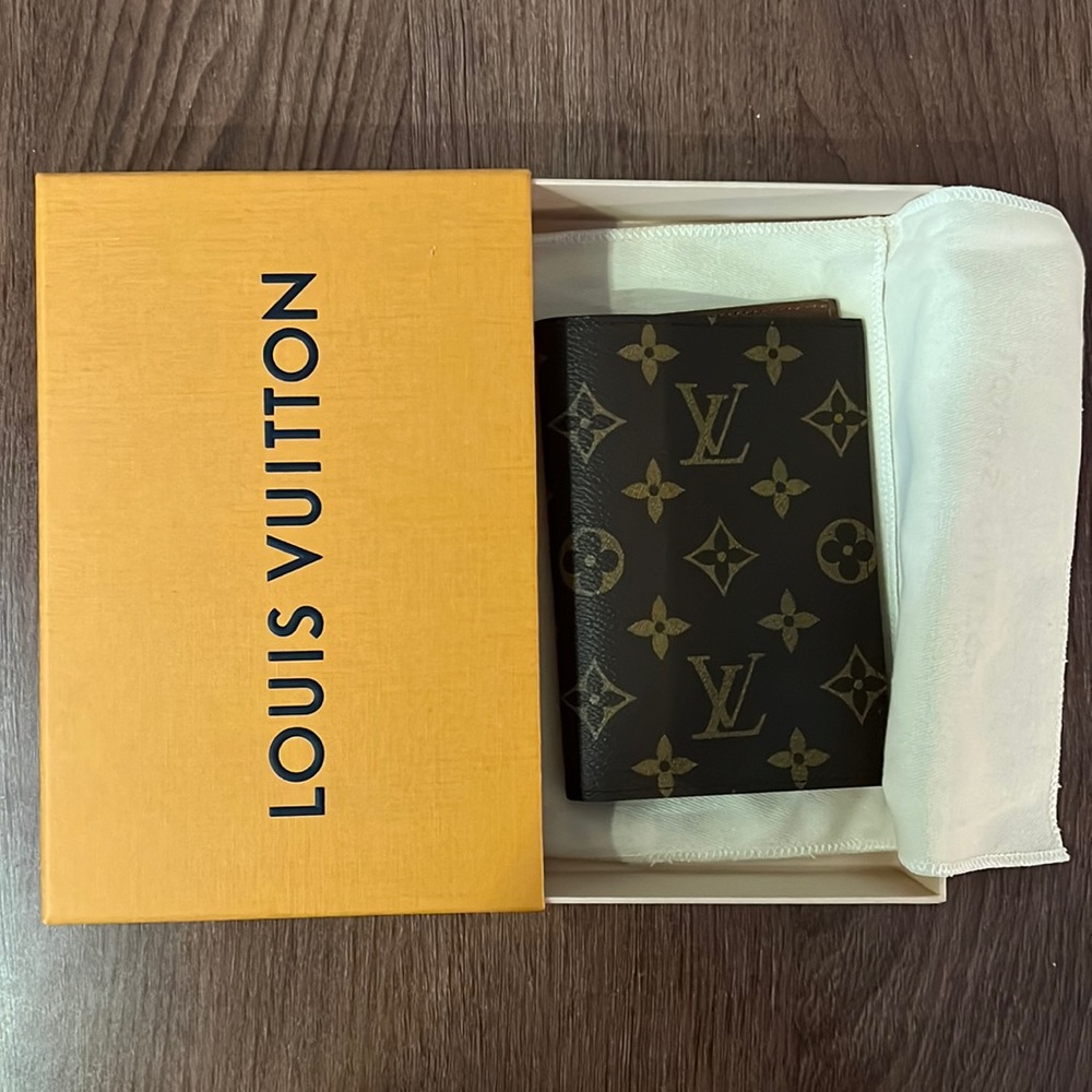 NWT Louis Vuitton Passport Holder